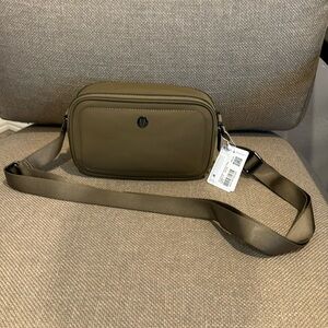 NWT Lululemon Crossbody camera bag in artifact.